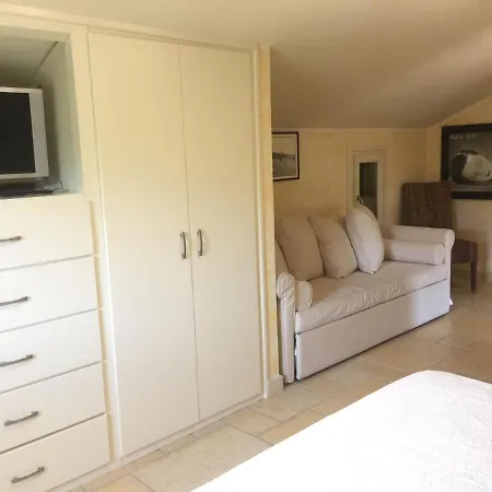 Sardegna - Con Parco E Piscina A Villa *
