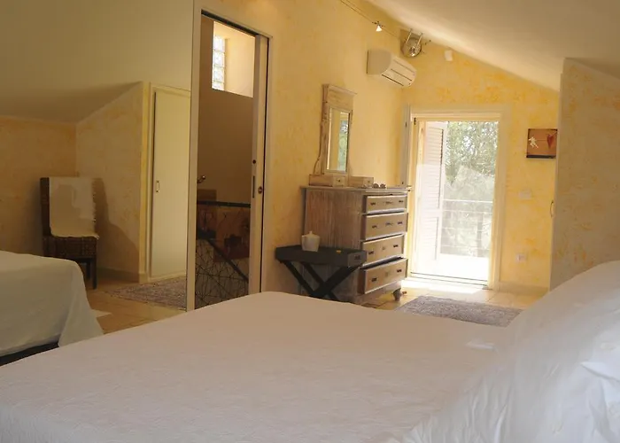 Sardegna - Con Parco E Piscina A Villa *
